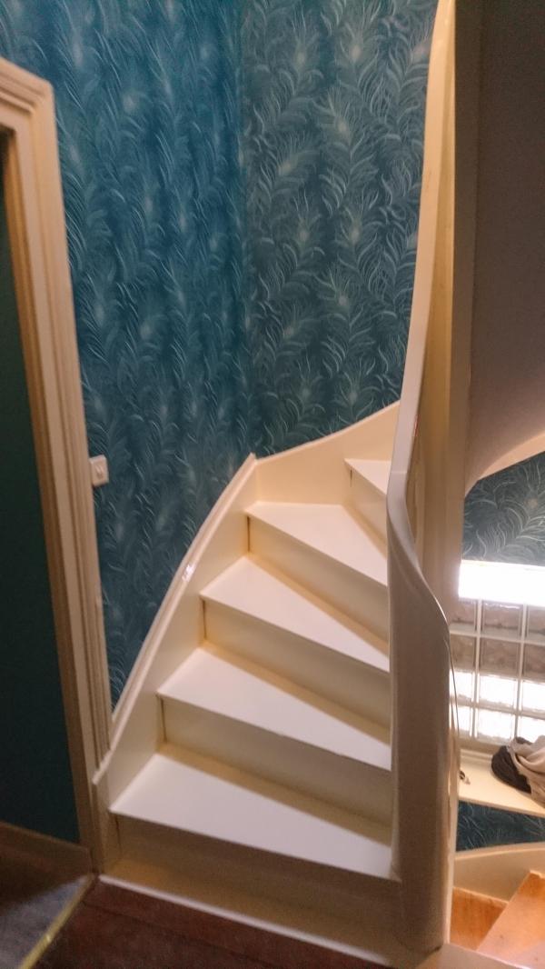 cage d'escalier papier peint, plafond, peinture garde de corps, et escalier terminée
